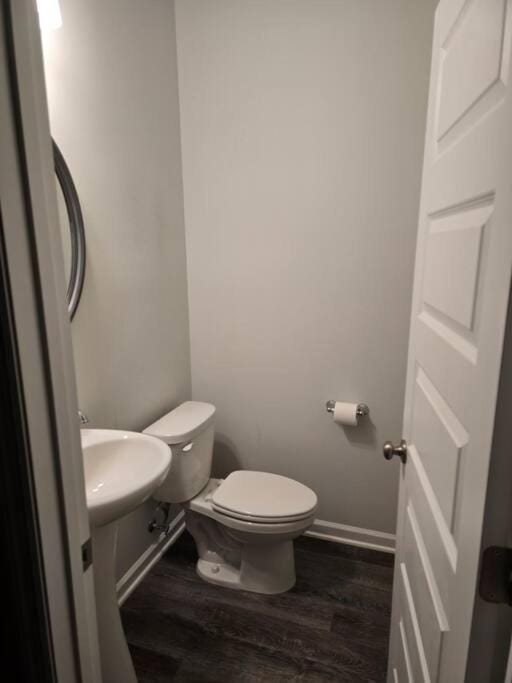 Spacious Modern Retreat Near Downtown House in Huntsville