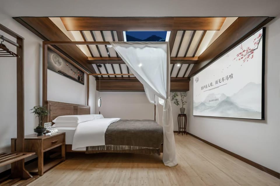 Bed, TV and multimedia, Photo of the whole room, Bedroom, towels