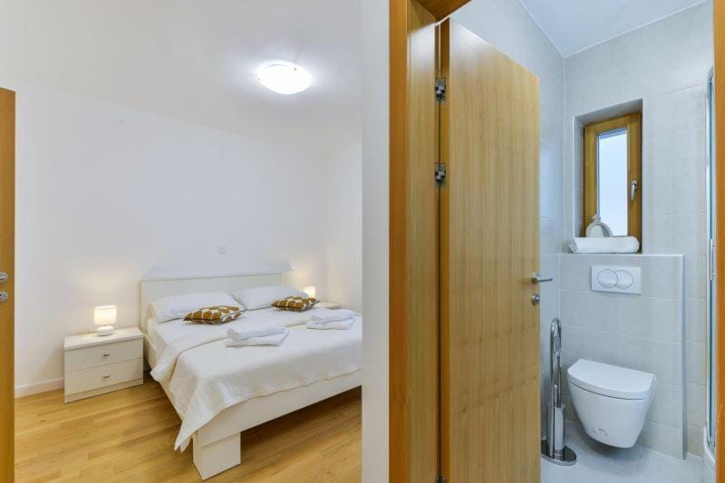 Toilet, Photo of the whole room