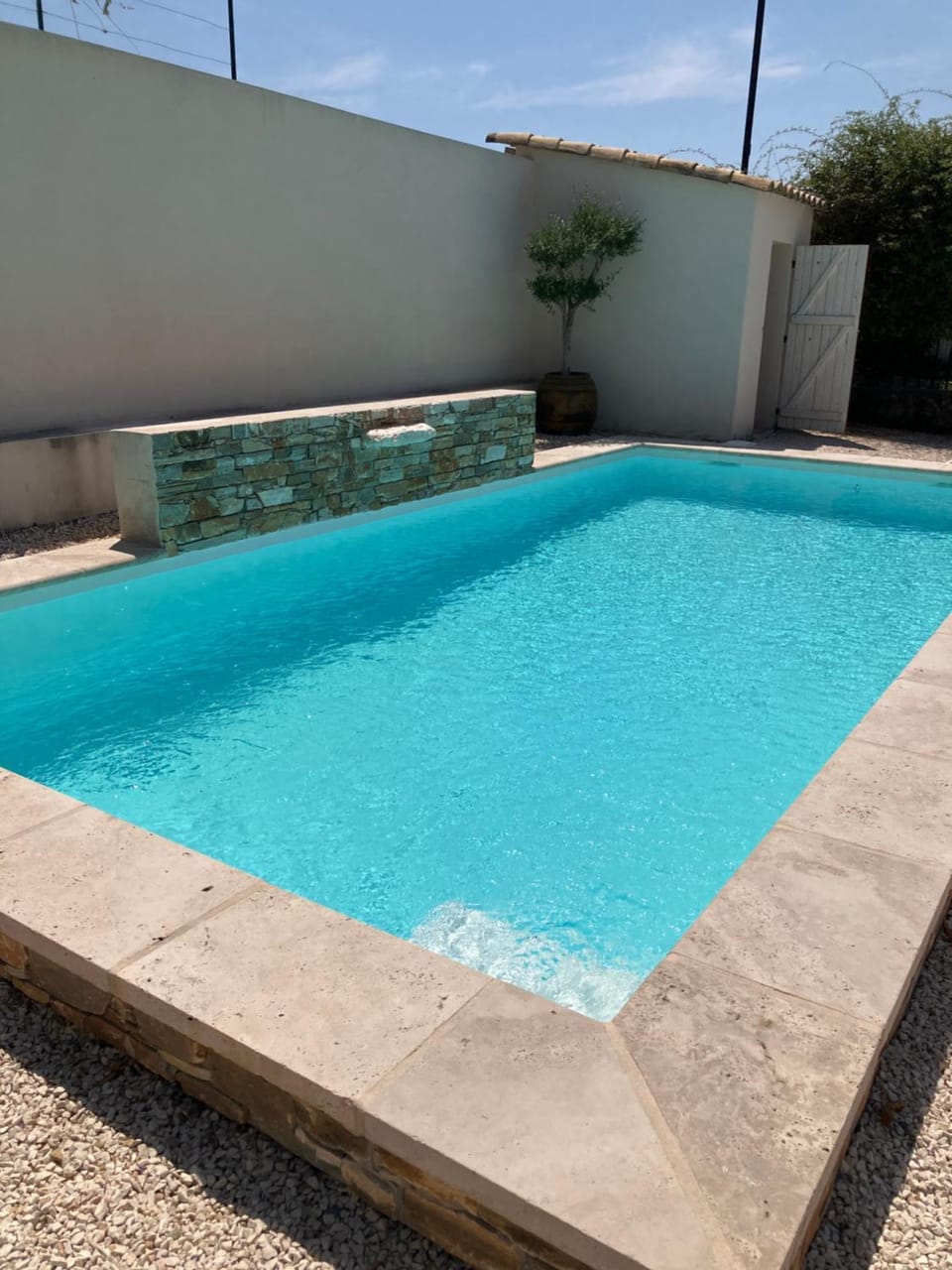 Chambre 2 piscine Bed and Breakfast in Gignac