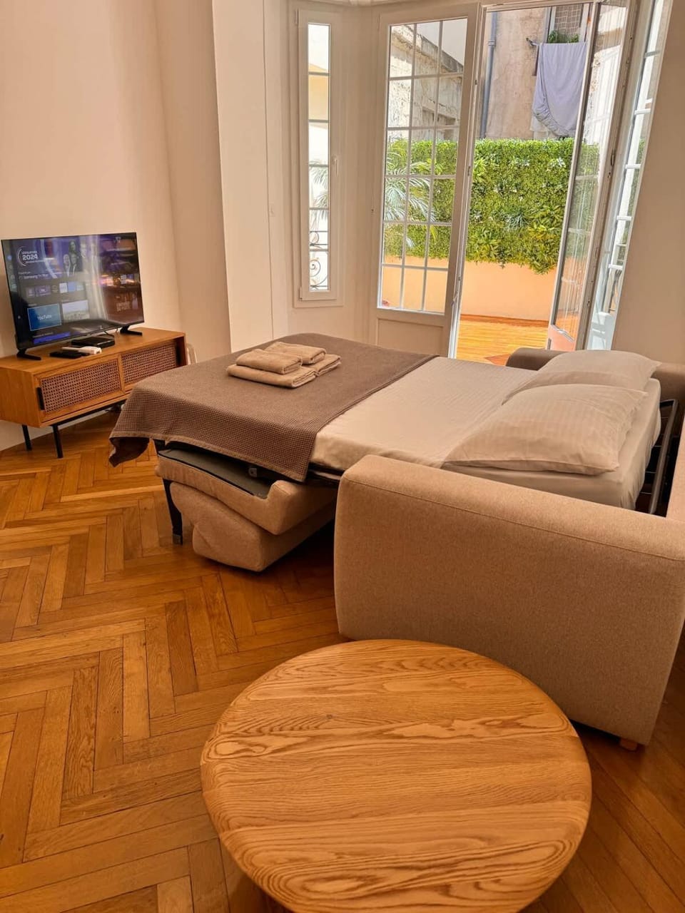 Communal lounge/ TV room, Bed, TV and multimedia, Living room, Photo of the whole room, Seating area