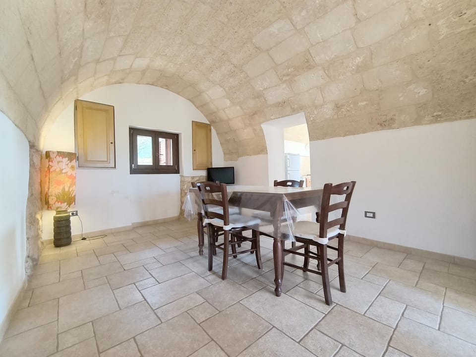 TV and multimedia, Kitchen or kitchenette, Living room, Seating area, Dining area