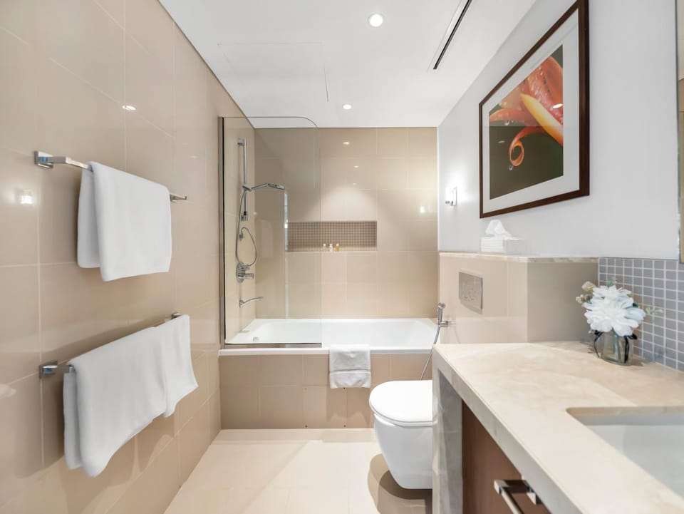 Bed, Bathroom, Photo of the whole room, Bedroom, Bath, towels