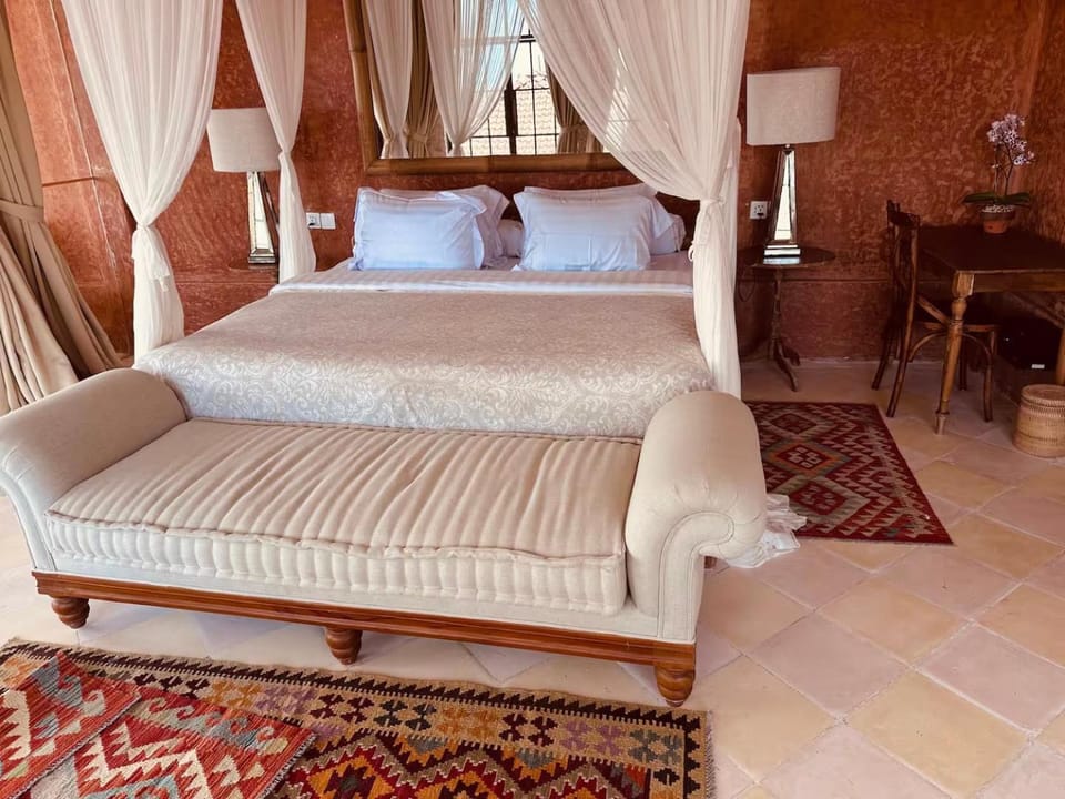 Bed, Living room, Photo of the whole room, Seating area, Bedroom