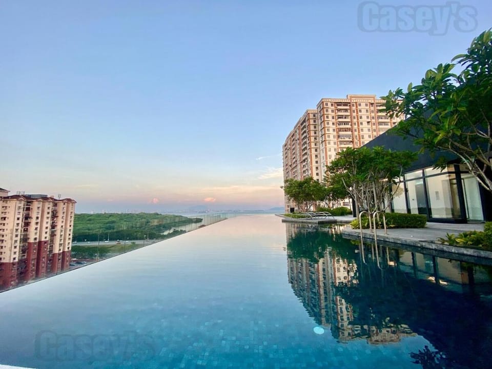 Urban Suites #Walnut 1BR 1Bath suite #Infinity Pool #3pax #1Queen 1Single #Quality well maintained #Private host Apartment in George Town