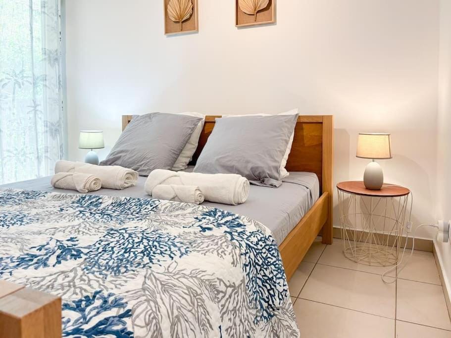 Bed, Photo of the whole room, Bedroom, towels