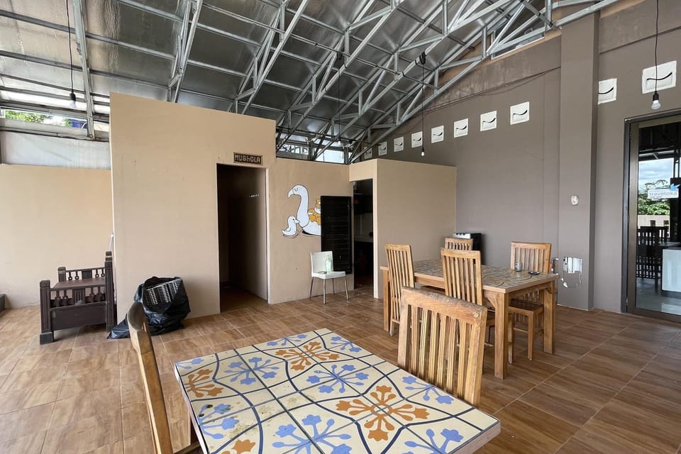 Kitchen or kitchenette, Seating area