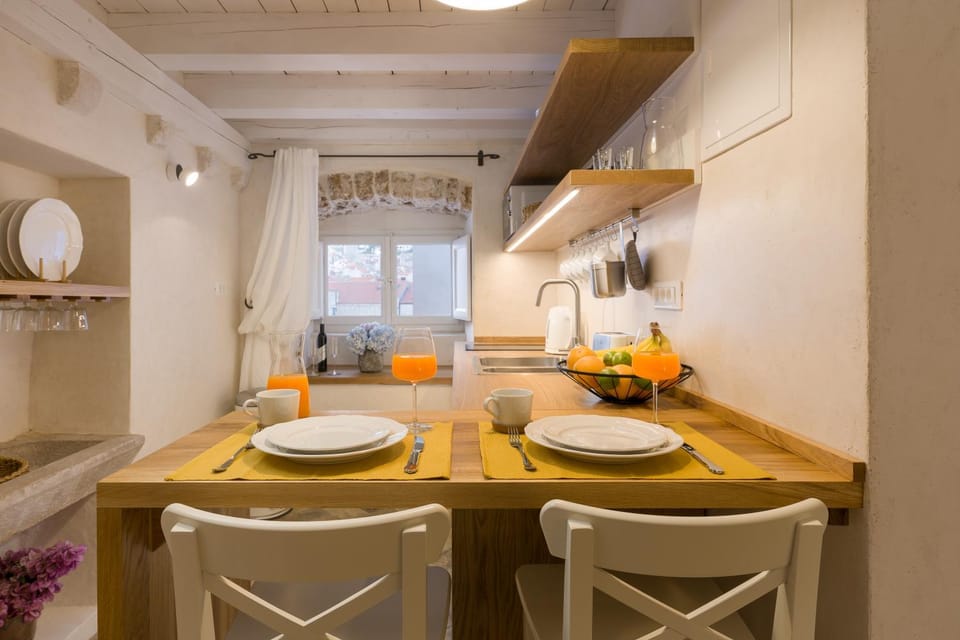 Dining area, kitchen