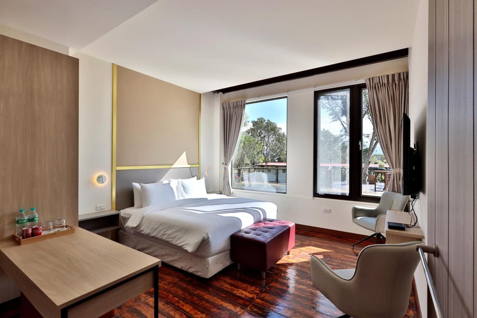 Bed, TV and multimedia, Photo of the whole room, Bedroom