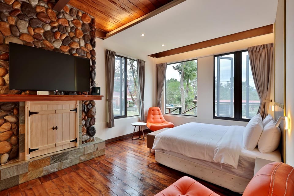 Bed, TV and multimedia, Photo of the whole room, Bedroom