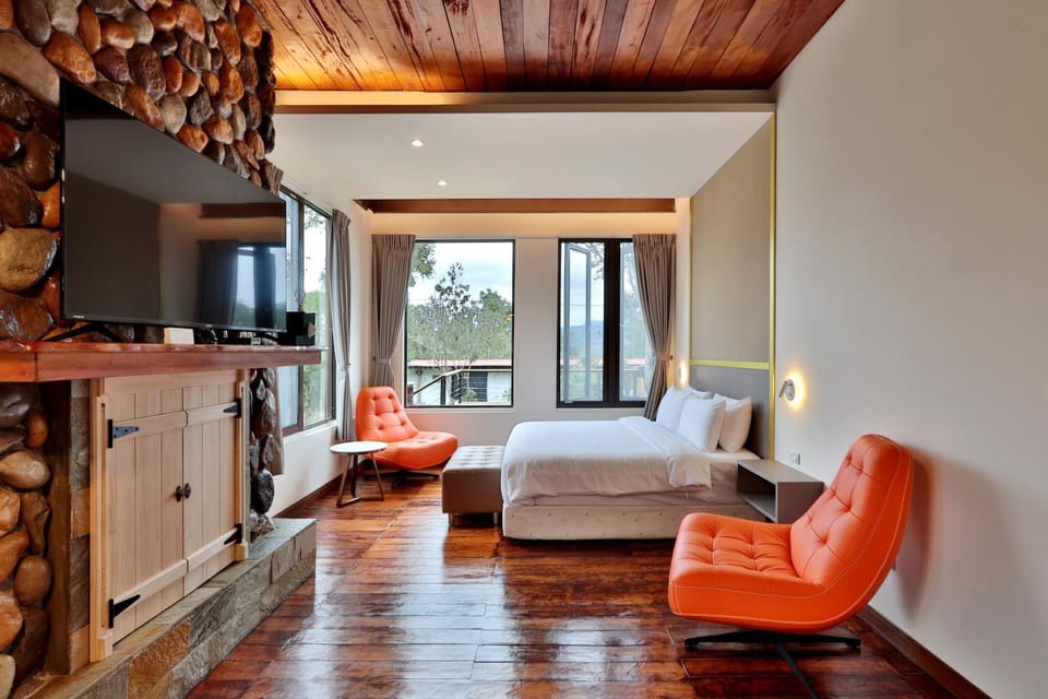 Bed, TV and multimedia, Photo of the whole room, Seating area, Bedroom