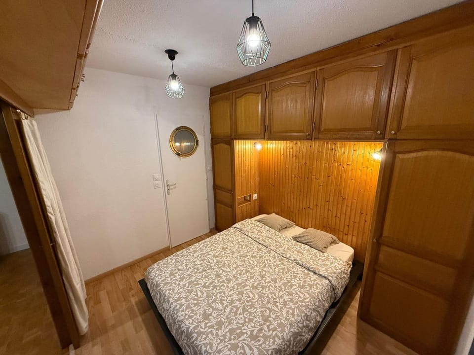 Bed, Photo of the whole room, Bedroom, wardrobe