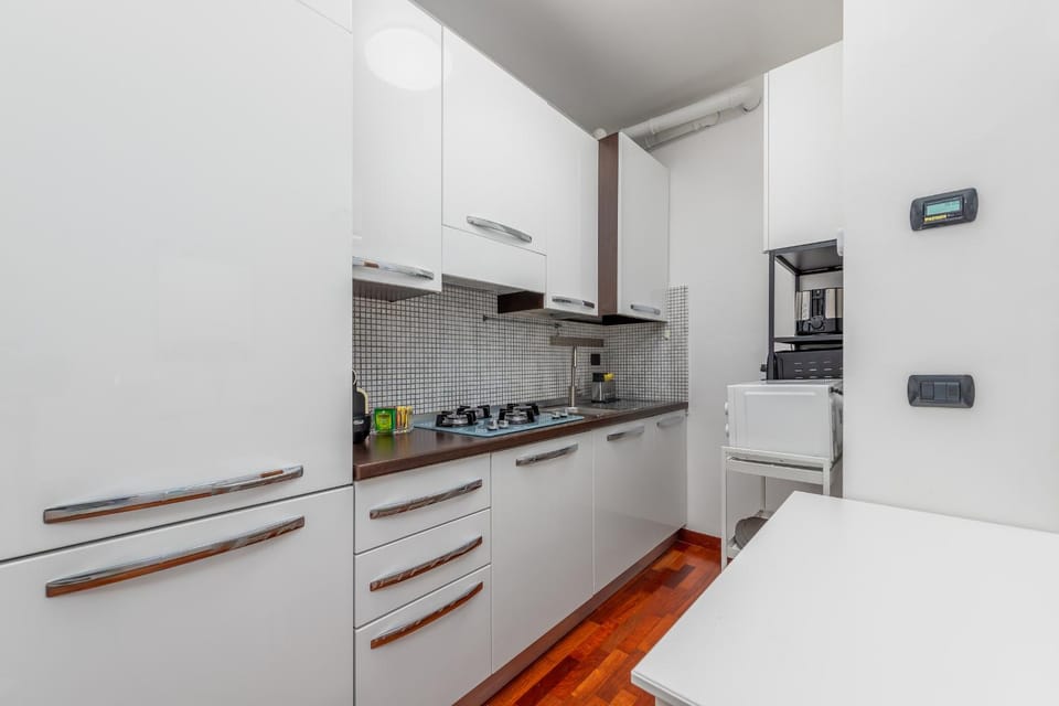 Free Private Parking - 5min to Metro - Balcony - Quiet Apartment in Milan