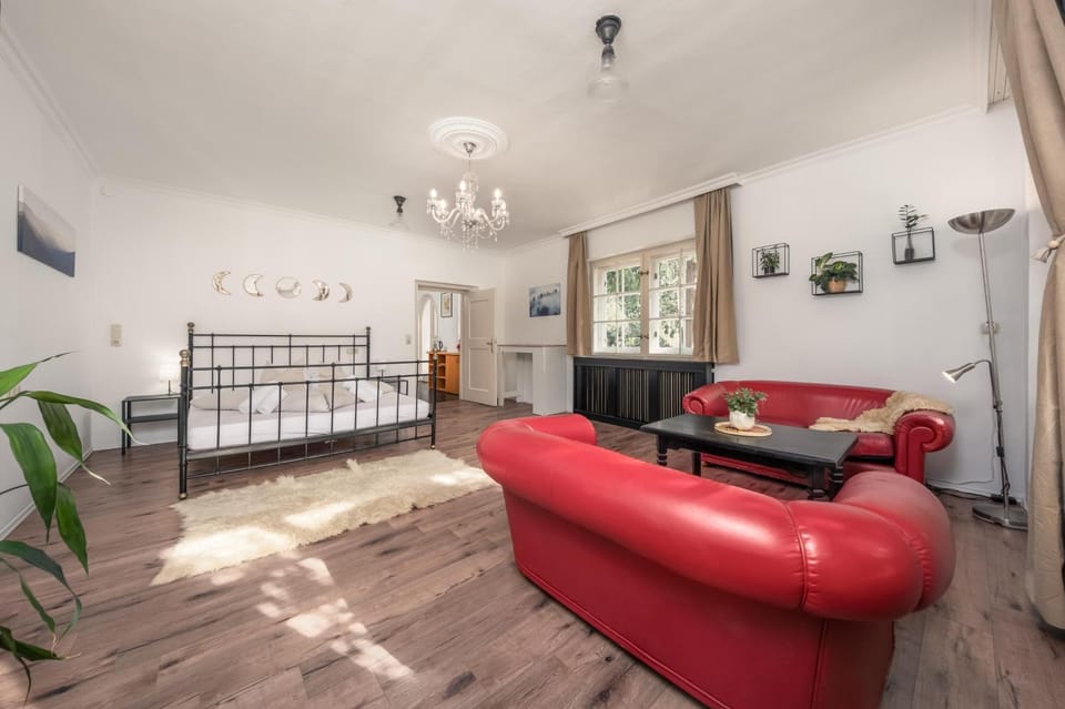 Bed, Seating area, Bedroom
