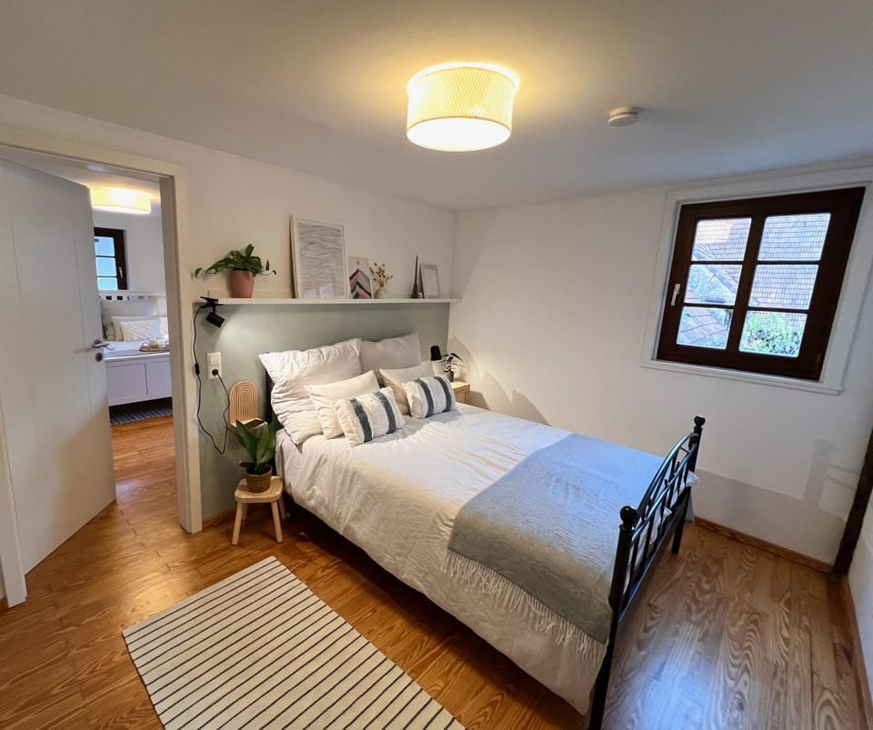 Photo of the whole room, Bedroom