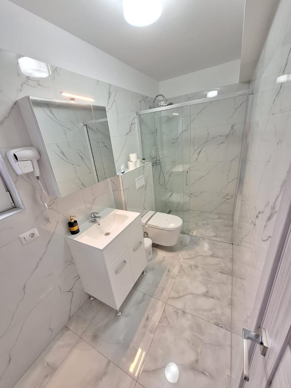 Shower, Toilet, Bathroom, bidet, towels