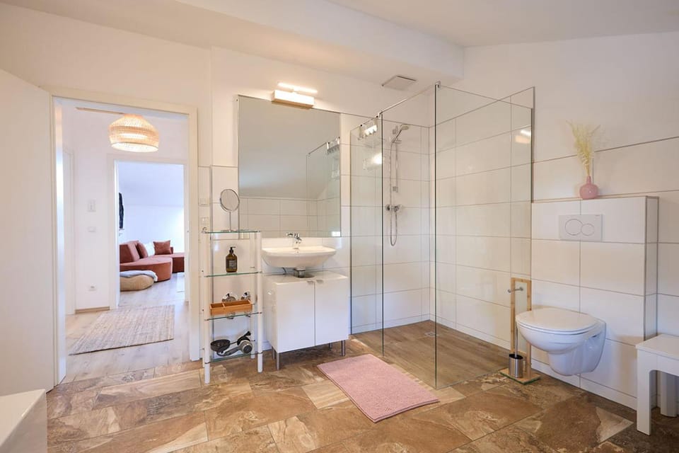 Shower, Toilet, Bathroom, towels