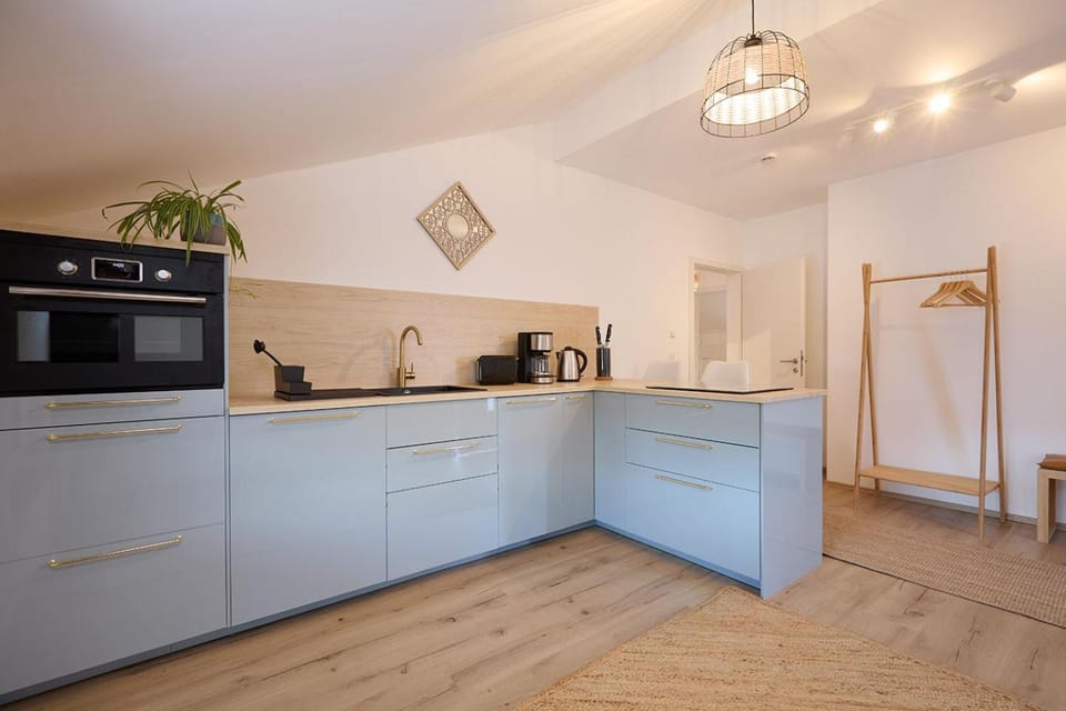 Coffee/tea facilities, Kitchen or kitchenette, dishwasher, oven, stove