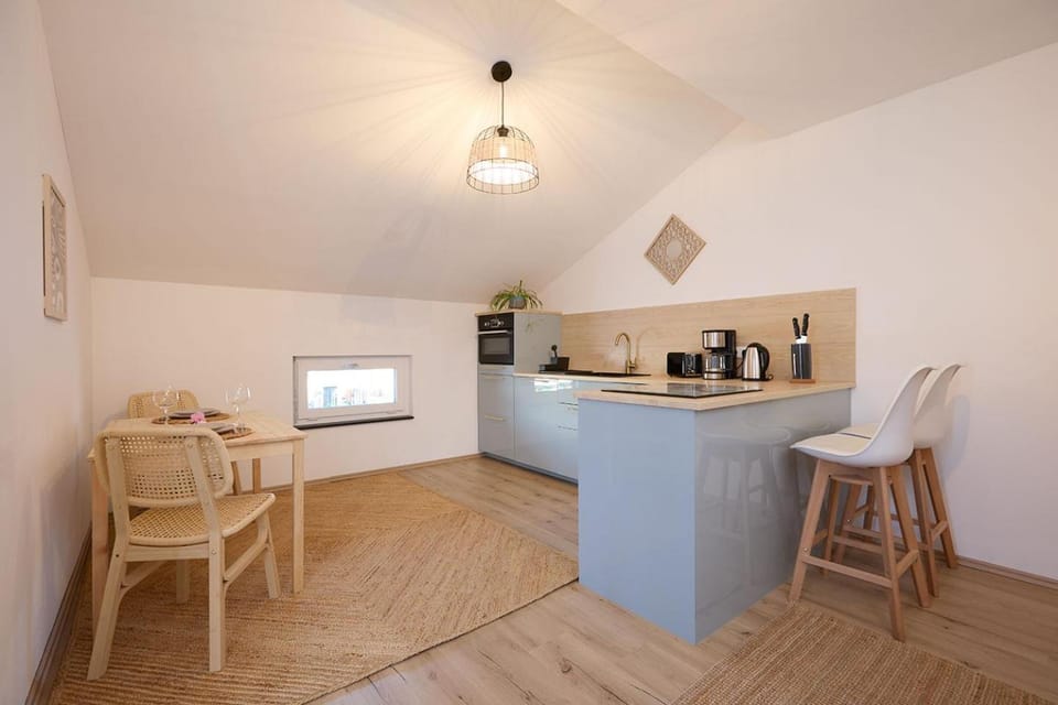 Coffee/tea facilities, Kitchen or kitchenette, Dining area