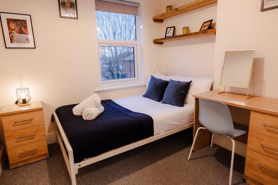 Bed, Seating area, Bedroom, pet friendly, towels