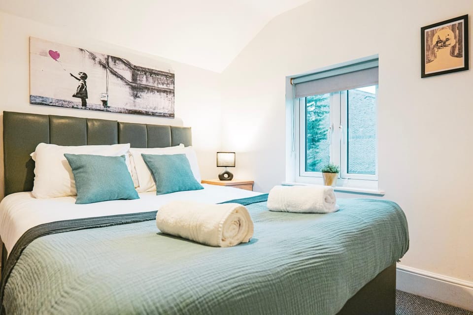 Bed, Seating area, Bedroom, pet friendly, towels
