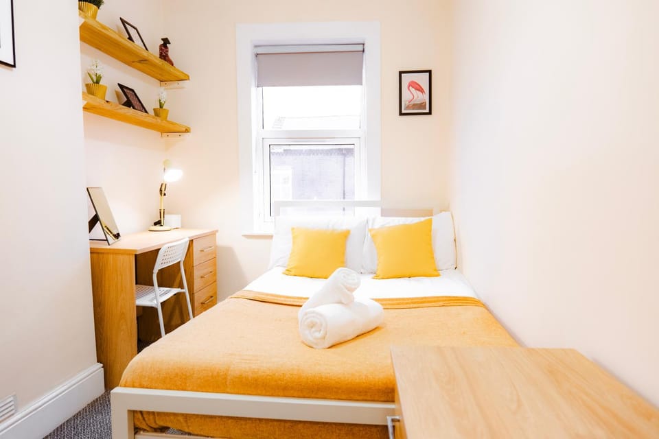 Bed, Seating area, Bedroom, pet friendly, towels