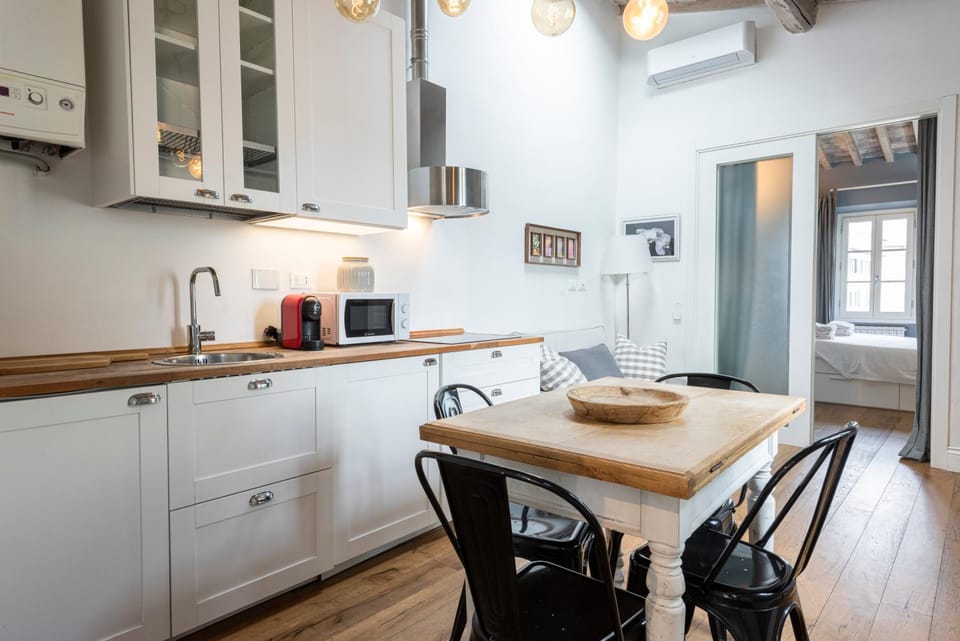 Kitchen or kitchenette, Dining area, stove