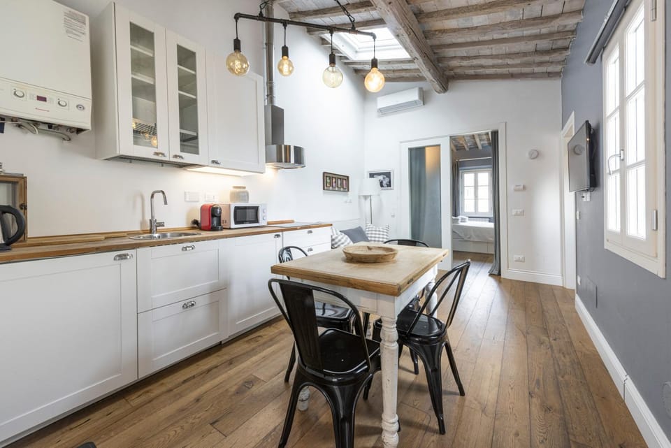 Kitchen or kitchenette, Dining area, stove