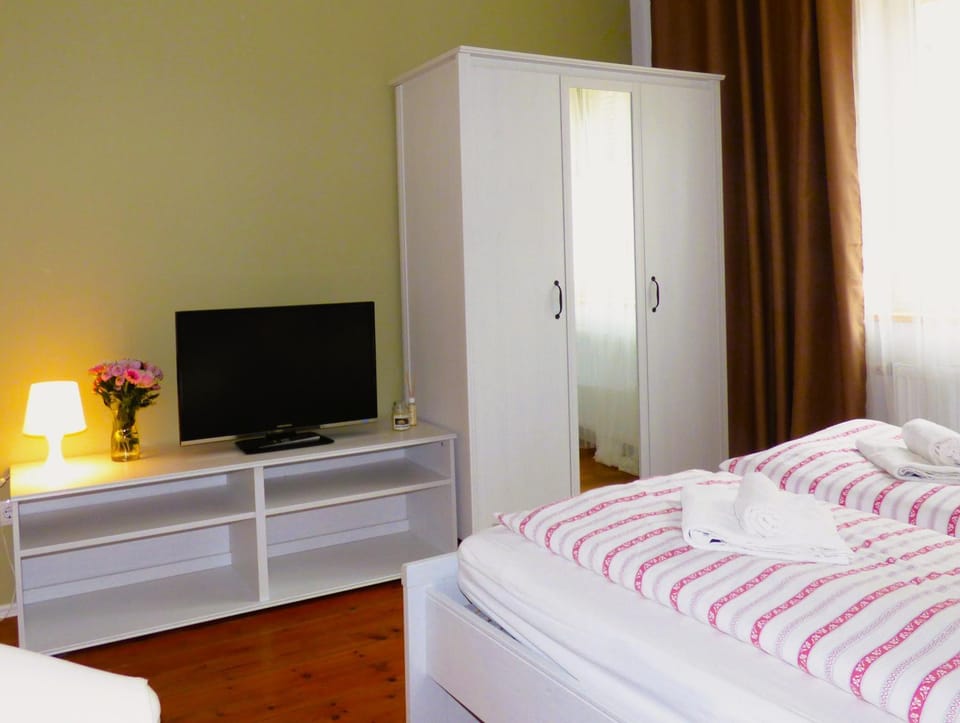 Communal lounge/ TV room, Bed, TV and multimedia, Photo of the whole room, Seating area, Bedroom, wardrobe