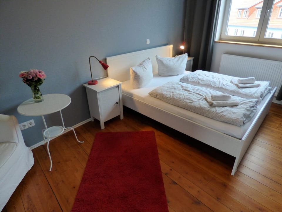 Bed, Seating area, Bedroom