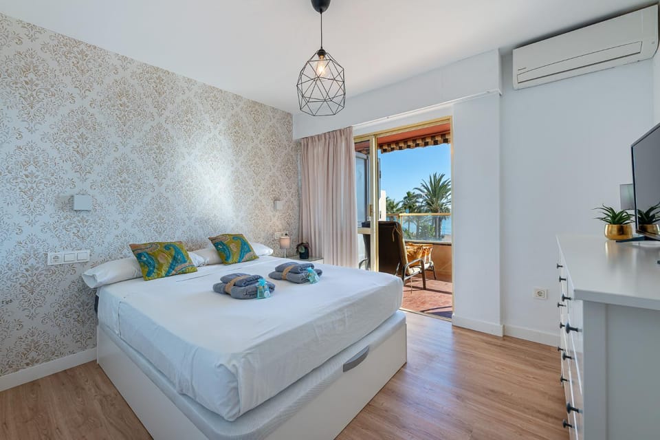 797 HOLIDAY RENTALS - Moderno piso en primera linea de playa Apartment in Torremolinos