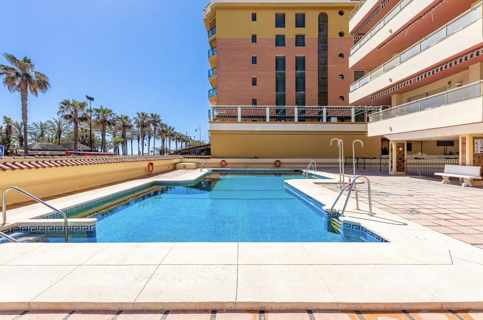 797 HOLIDAY RENTALS - Moderno piso en primera linea de playa Apartment in Torremolinos