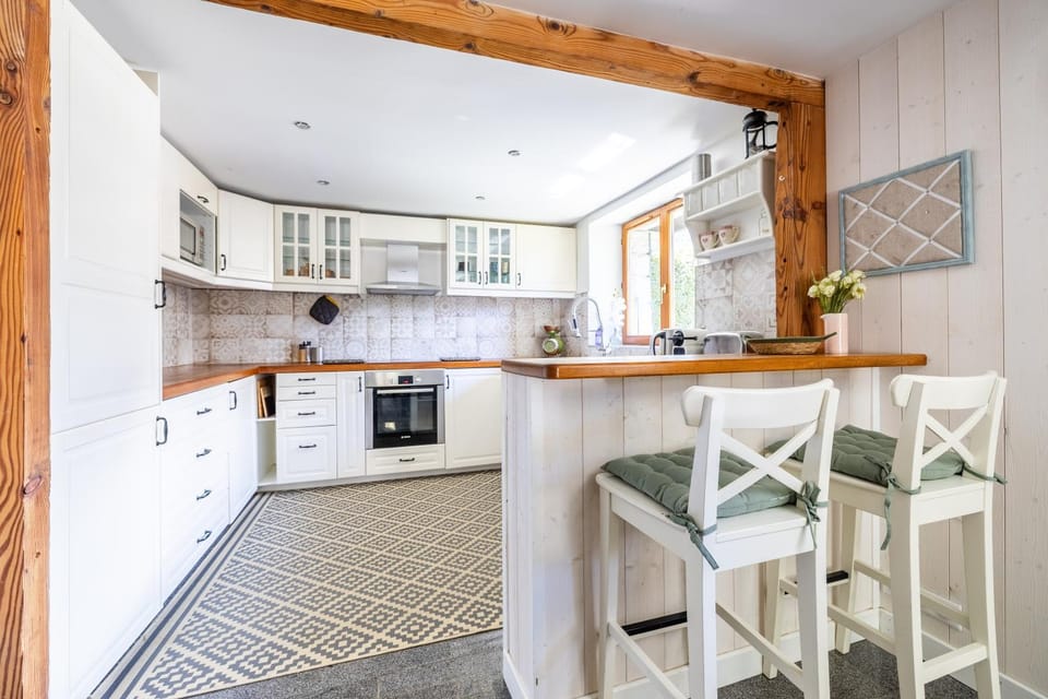 Kitchen or kitchenette, oven, stove