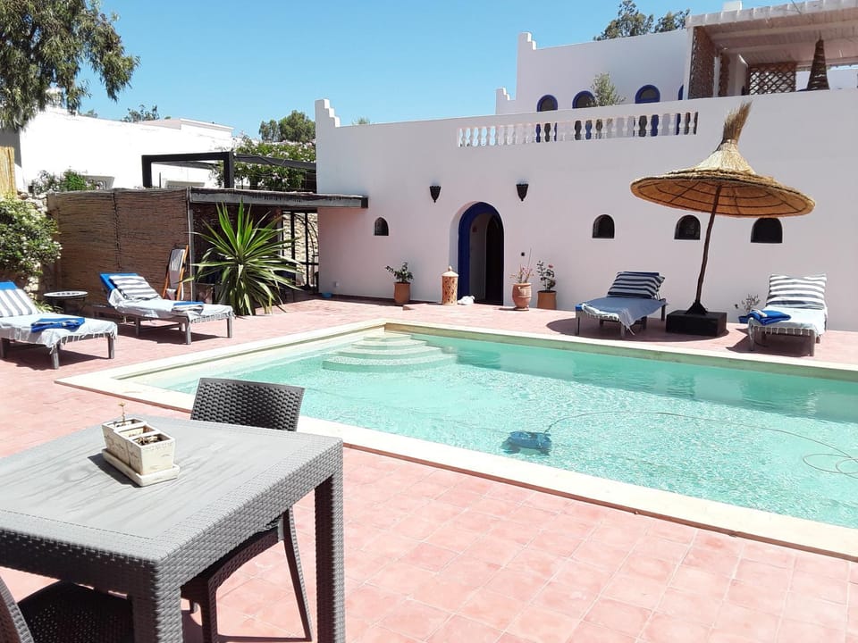 Property building, Day, Swimming pool, sunbed