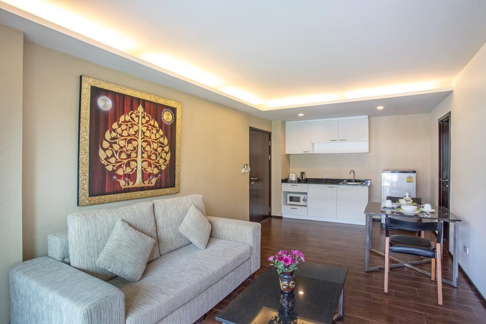 Kitchen or kitchenette, Living room, Seating area, Dining area