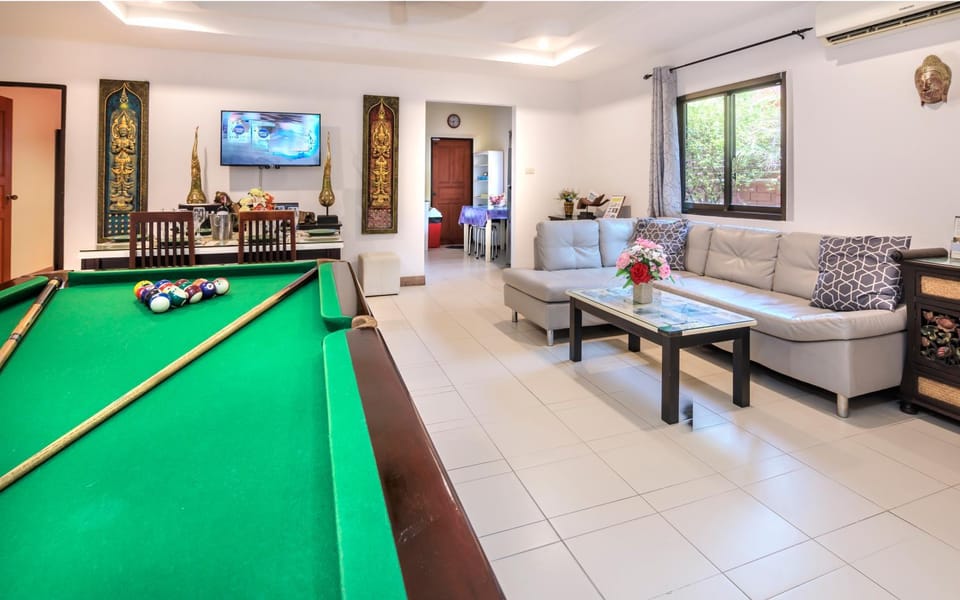 Communal lounge/ TV room, Billiard, Game Room, TV and multimedia, Living room, Seating area