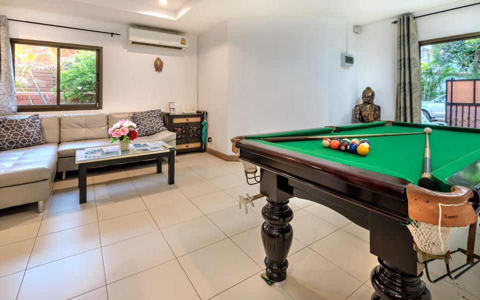 Billiard, Game Room, Living room, Seating area
