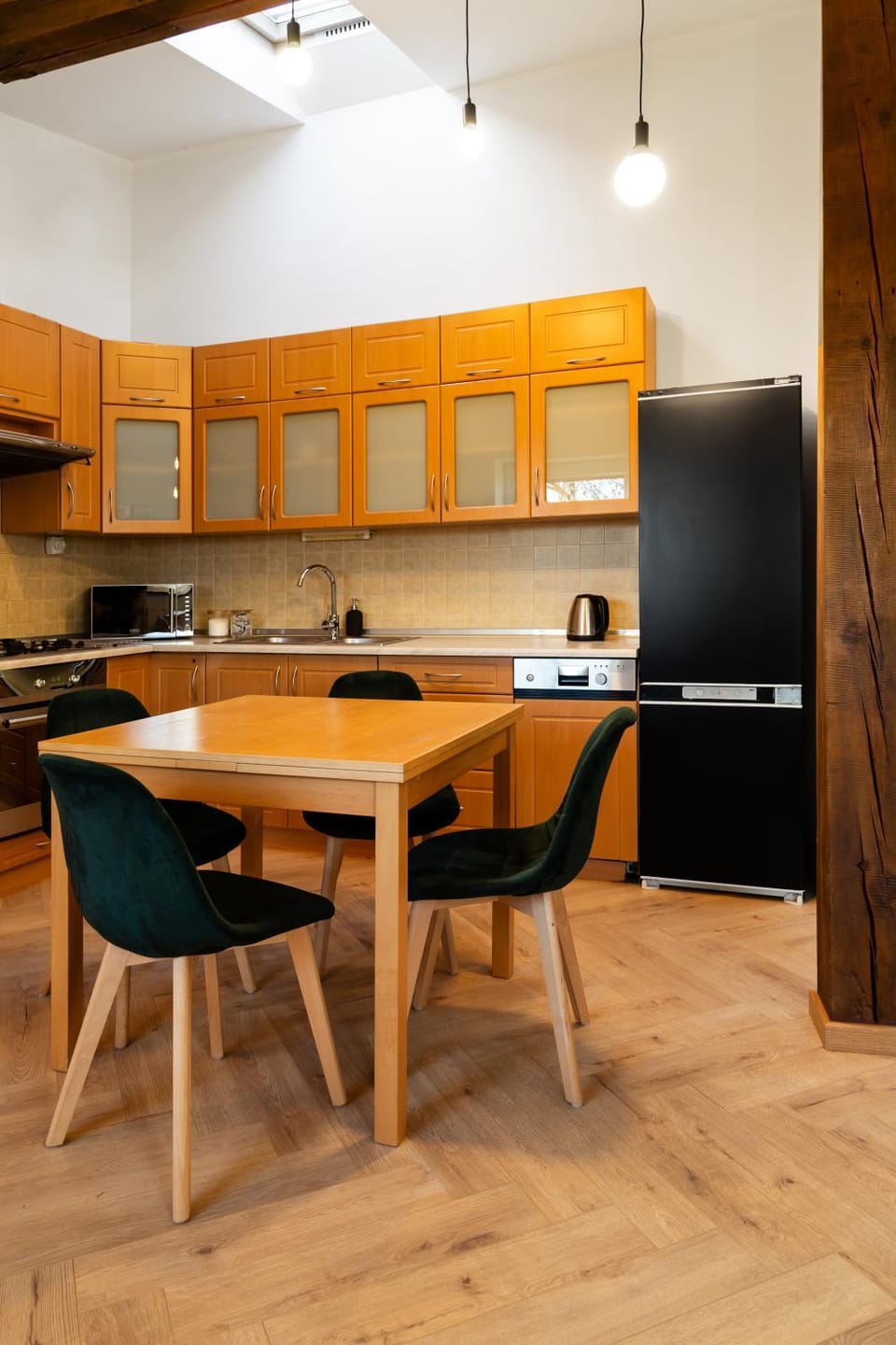 Kitchen or kitchenette, Dining area