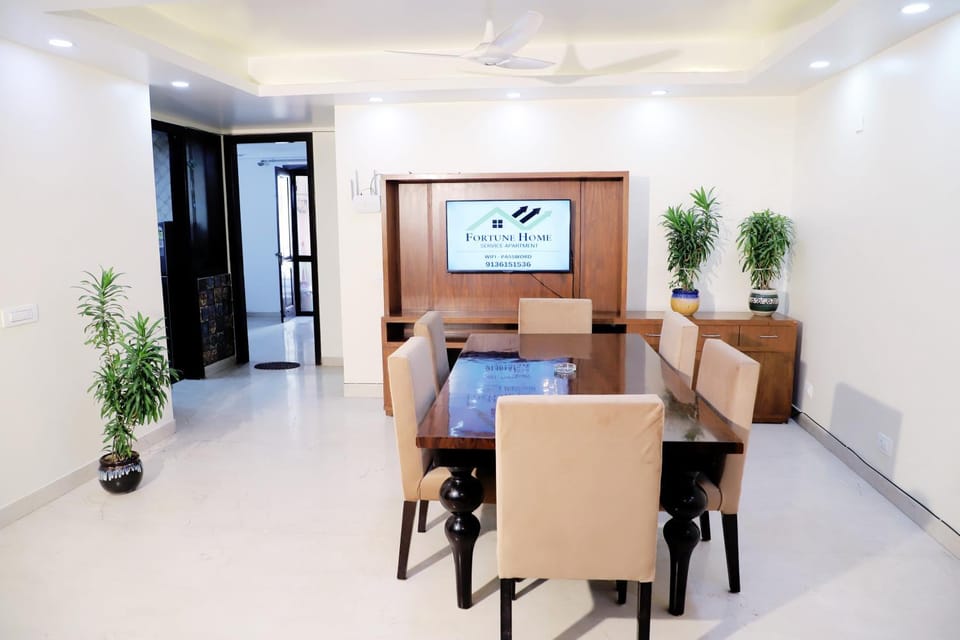 TV and multimedia, Living room, Seating area, Dining area, fireplace
