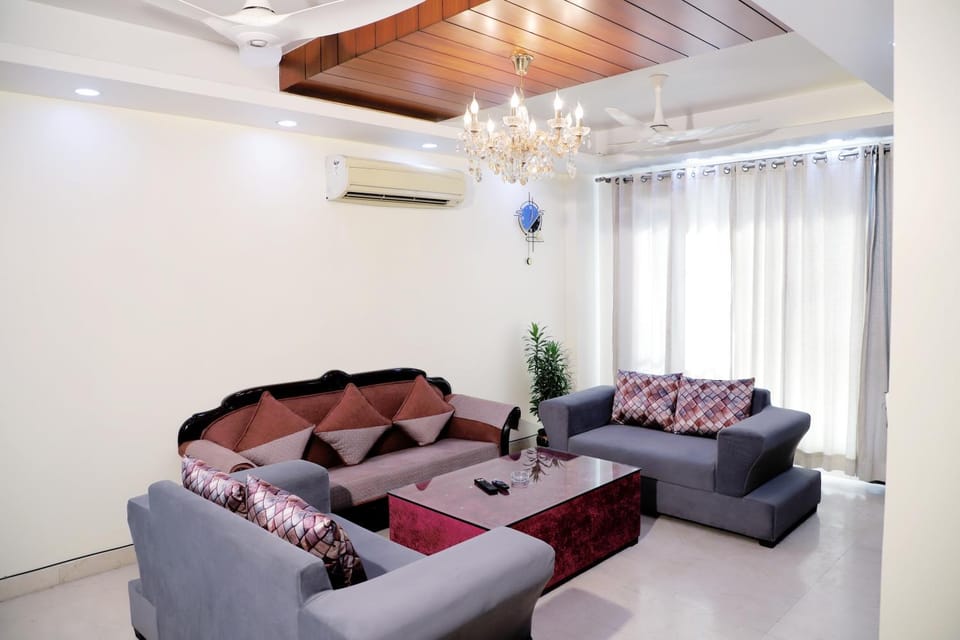 Coffee/tea facilities, Kitchen or kitchenette, stove