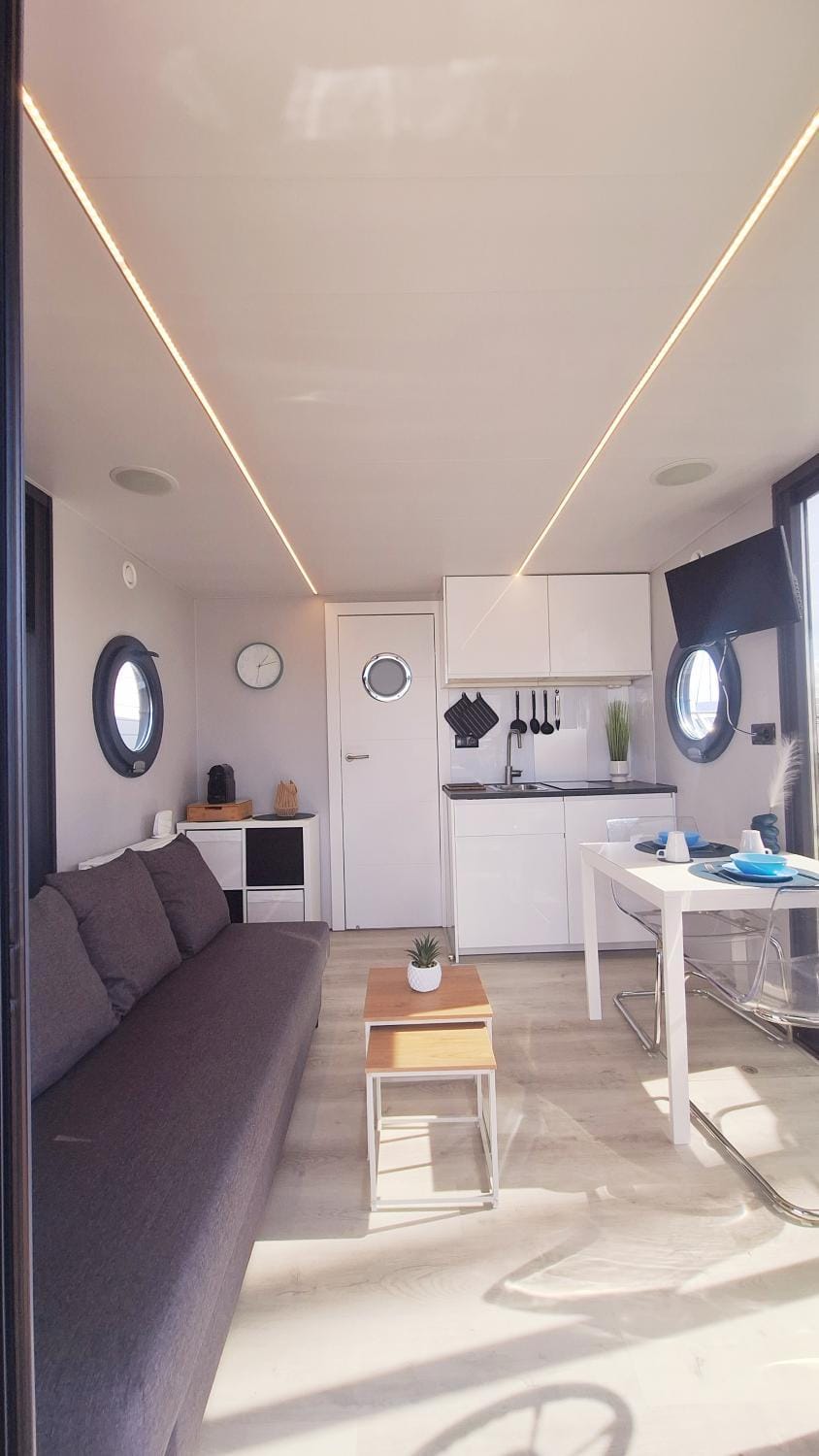 Kitchen or kitchenette, Living room, Seating area, Dining area