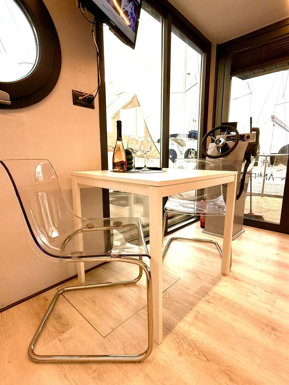 Living room, Food and drinks, Dining area