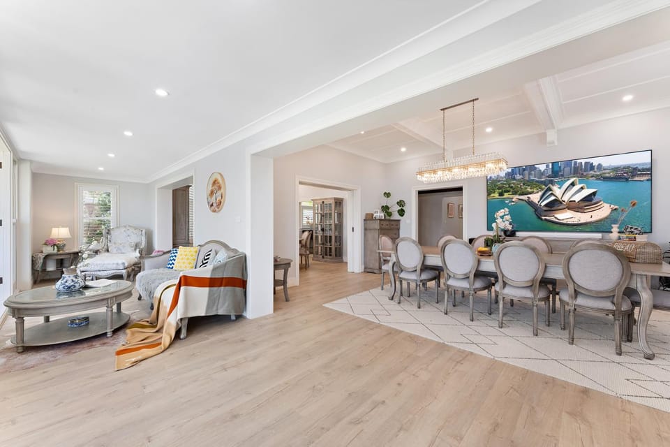 Harbourfront Haven 4BR Retreat with Stunning Views of Sydney Iconic Landmarks House in Sydney