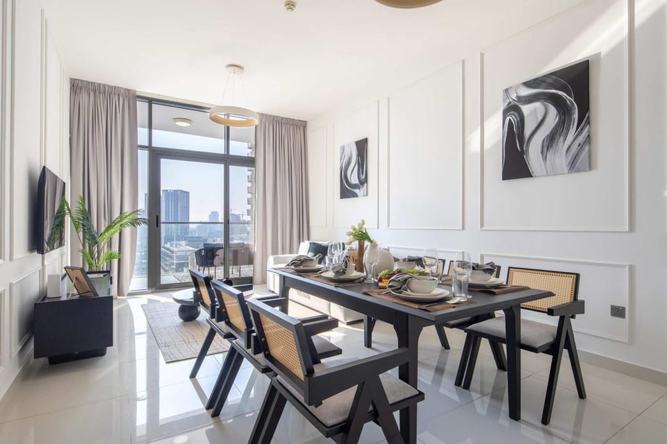 Frank Porter - Dezire Residences Apartment in Dubai