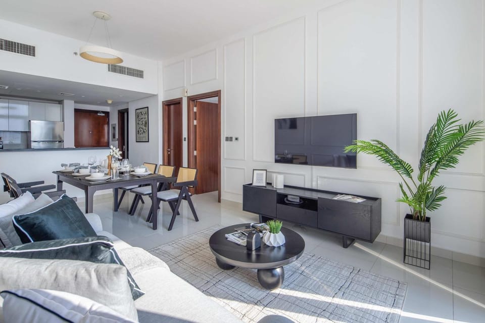 Frank Porter - Dezire Residences Apartment in Dubai