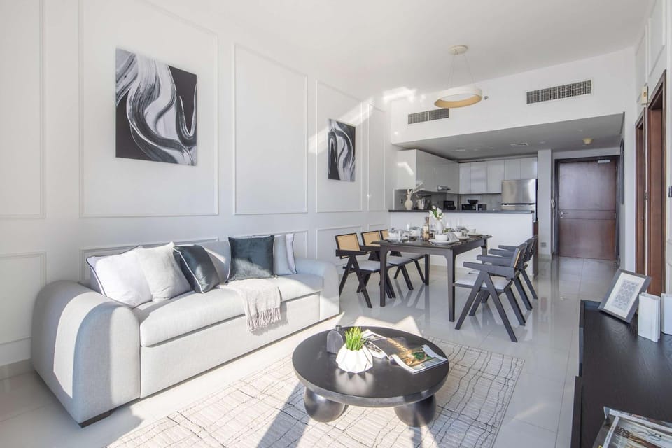 Frank Porter - Dezire Residences Apartment in Dubai