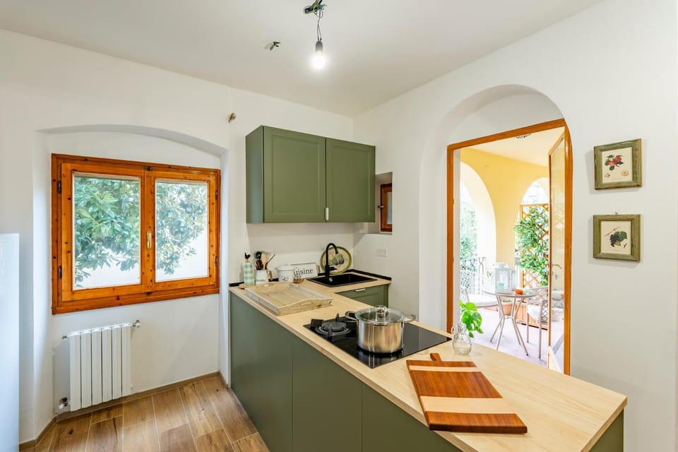 Kitchen or kitchenette, Dining area, stove