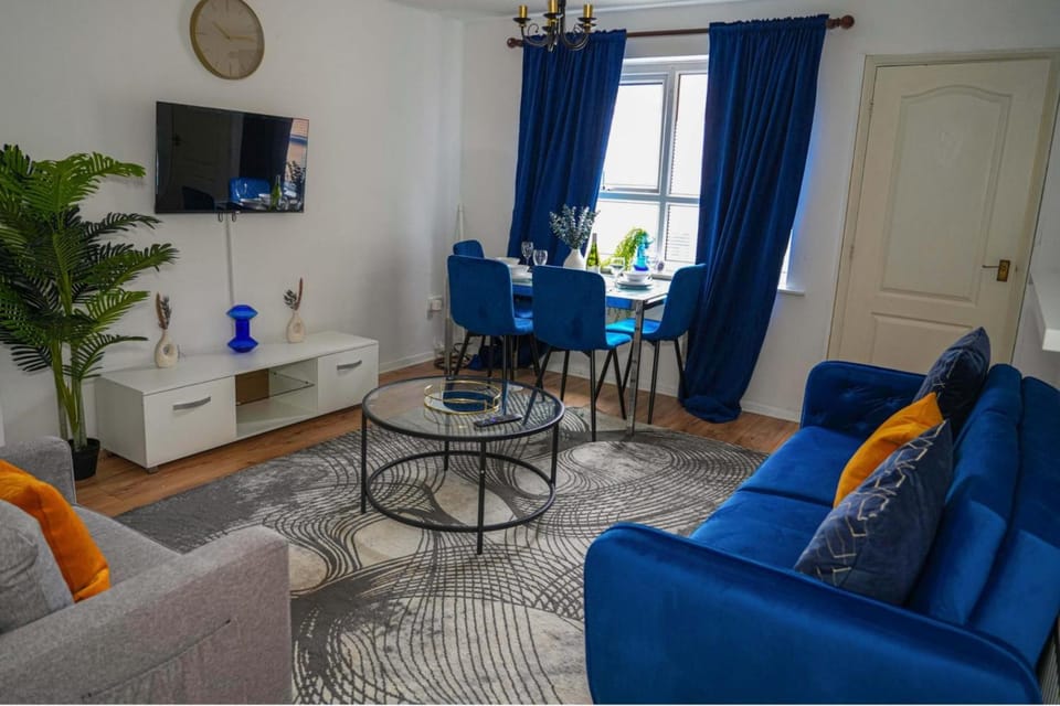 Milton Keynes Home - Sleeps 4 - Parking House in Aylesbury Vale