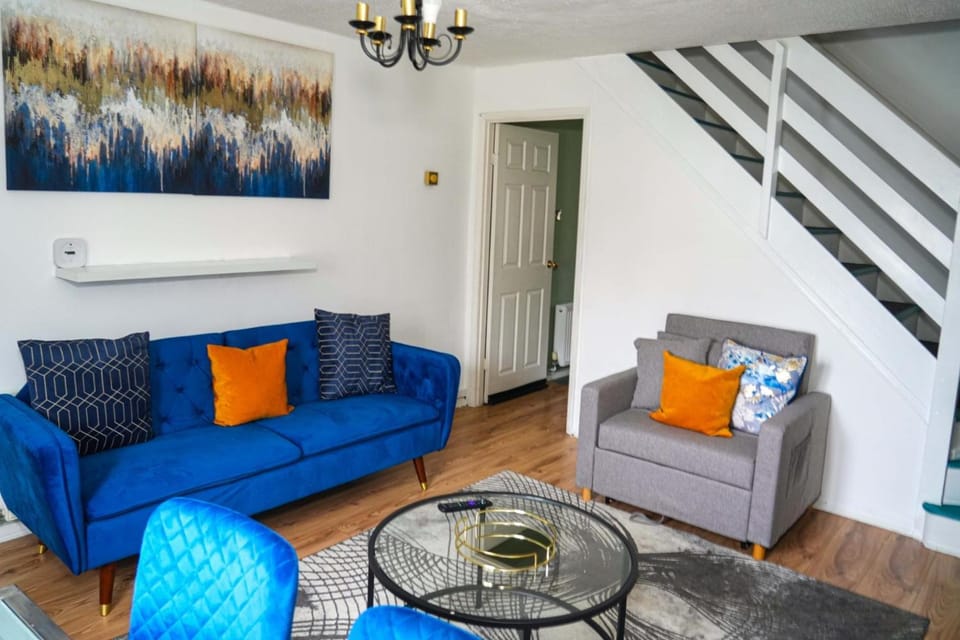 Milton Keynes Home - Sleeps 4 - Parking House in Aylesbury Vale