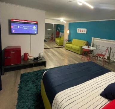 Bed, TV and multimedia, Photo of the whole room, Bedroom